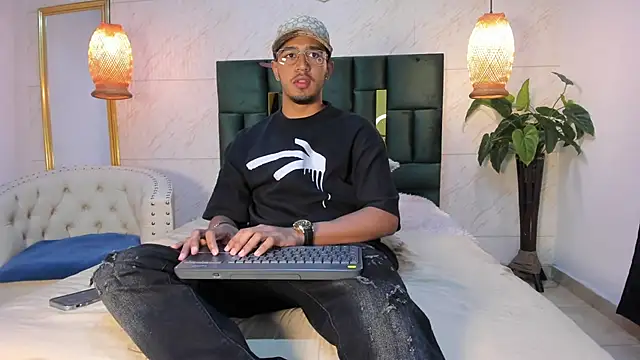 Snapshot of Brand_Collins chatting on November 28, 11:35 am Brand Collins online show from November 28, 11:35 am