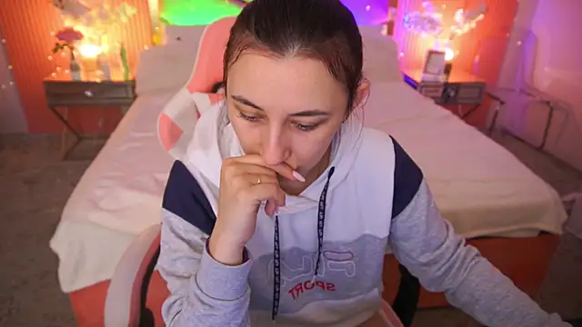 RoxieRay online show from March 2, 7:15 am