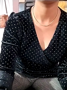 RASHMI SHARMA9 online show from January 17, 7:50 pm