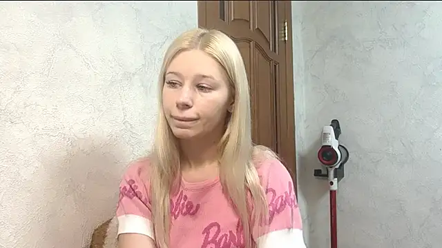 Snapshot of Barbie_Blondie chatting on December 17, 8:15 pm Barbie Blondie online show from December 17, 8:15 pm