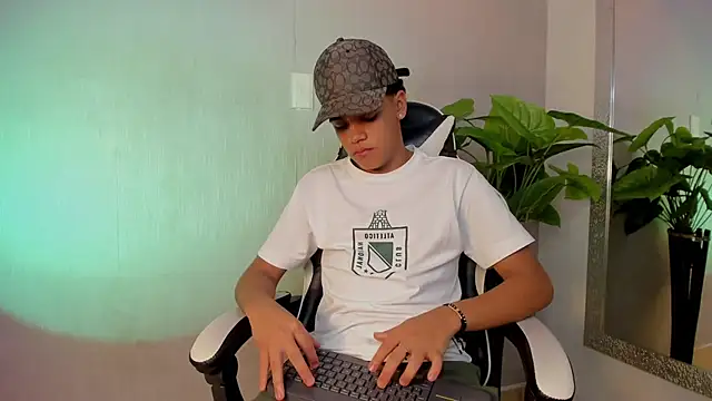 Snapshot of Isaac_Collins_ chatting on December 4, 8:28 pm Isaac Collins online show from December 4, 8:28 pm