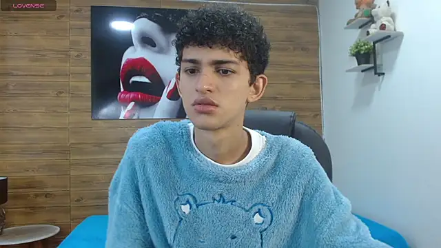 Snapshot of Michaelkoiv chatting on December 15, 12:20 pm Michaelkoiv online show from December 15, 12:20 pm