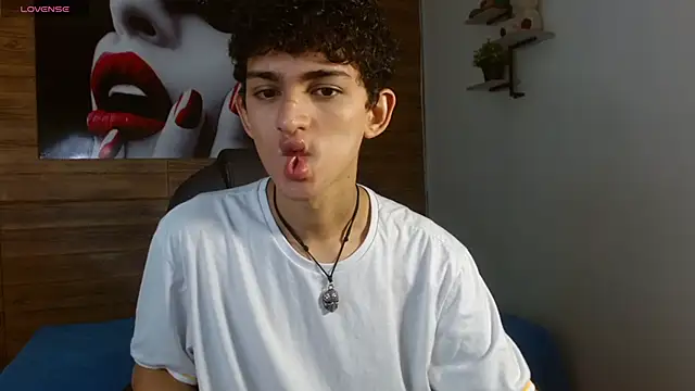 Snapshot of Michaelkoiv chatting on December 16, 12:21 pm Michaelkoiv online show from December 16, 12:21 pm