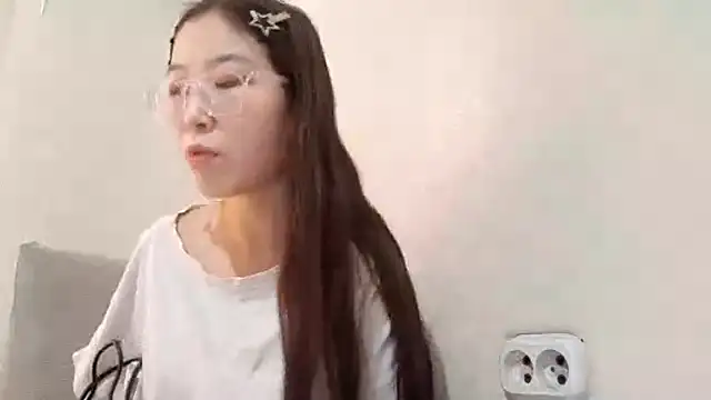 Snapshot of MollyTiger chatting on December 4, 6:44 am MollyTiger online show from December 4, 6:44 am