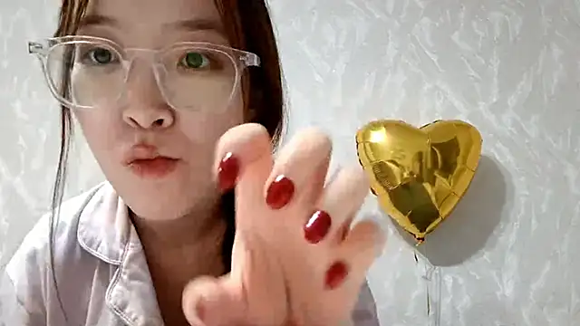 Snapshot of MollyTiger chatting on December 17, 2:34 pm MollyTiger online show from December 17, 2:34 pm