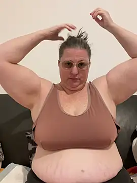 Snapshot of bea_french_curvy chatting on January 12, 6:29 am bea french curvy online show from January 12, 6:29 am