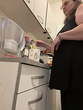 Snapshot of bea_french_curvy chatting on January 16, 7:34 am bea french curvy online show from January 16, 7:34 am