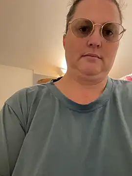 Snapshot of bea_french_curvy chatting on February 1, 8:40 pm bea french curvy online show from February 1, 8:40 pm