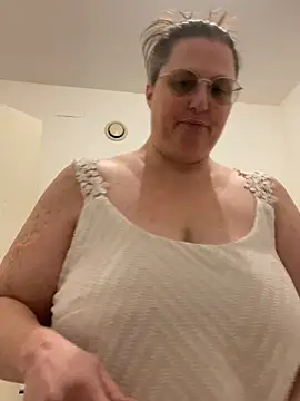 Snapshot of bea_french_curvy chatting on February 5, 9:08 pm bea french curvy online show from February 5, 9:08 pm