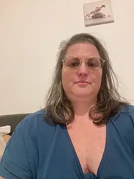 Snapshot of bea_french_curvy chatting on February 25, 8:40 pm bea french curvy online show from February 25, 8:40 pm