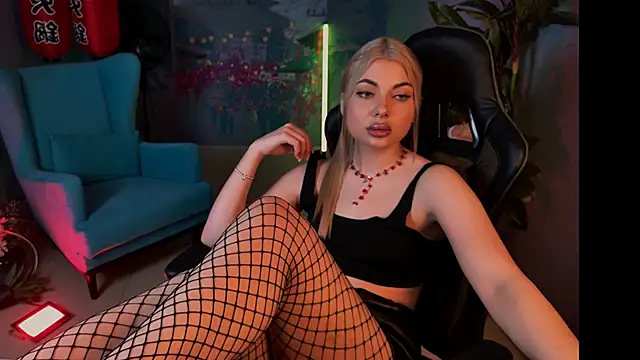 HyileyClark online show from November 27, 1:35 pm