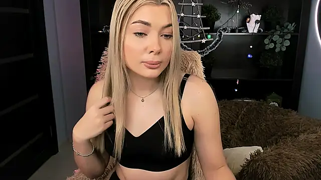 HyileyClark online show from December 14, 9:25 am