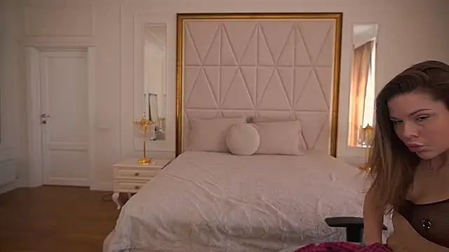 KissableKira online show from March 13, 8:10 am