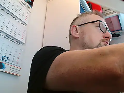 Snapshot of your_tipie chatting on November 27, 7:54 am your tipie online show from November 27, 7:54 am