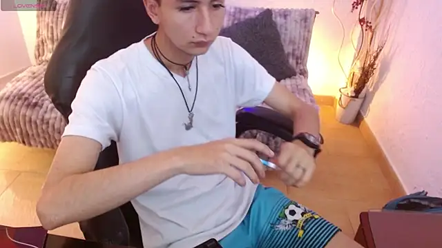 Snapshot of AngelRonson_ chatting on December 1, 9:53 pm AngelRonson online show from December 1, 9:53 pm