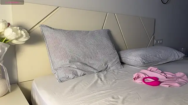 tinyholess online show from February 19, 2:24 pm