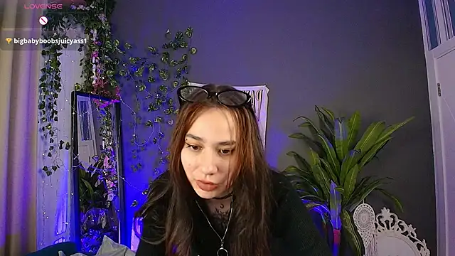 Snapshot of Little_Shawty_Witch chatting on December 1, 4:12 pm Little Shawty Witch online show from December 1, 4:12 pm