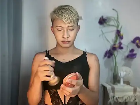 asiantwink0000 online show from May 6, 5:35 am