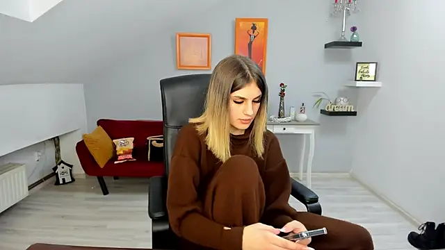 Snapshot of SarahOwenn chatting on December 17, 8:15 pm SarahOwenn online show from December 17, 8:15 pm