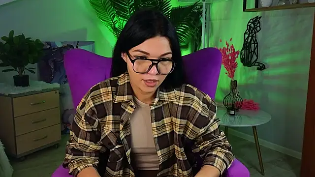 Snapshot of LulaMazzeo chatting on December 1, 8:52 am LulaMazzeo online show from December 1, 8:52 am