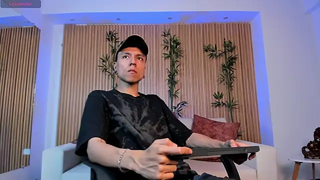 Snapshot of Bastthianxxx chatting on December 16, 7:08 pm Bastthianxxx online show from December 16, 7:08 pm