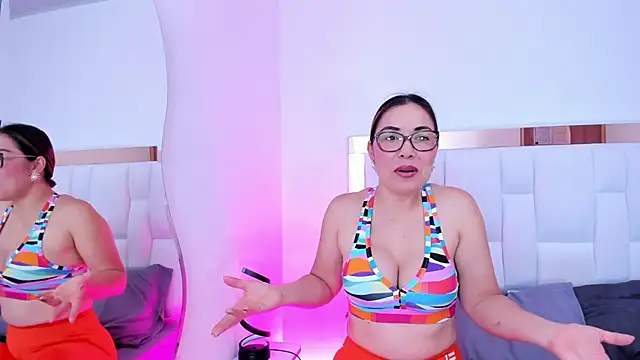 Snapshot of AnnaJaimes chatting on December 5, 4:54 am AnnaJaimes online show from December 5, 4:54 am