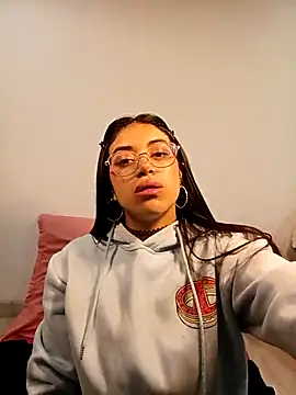 Snapshot of Violett__Rose chatting on December 1, 2:27 am Violett Rose online show from December 1, 2:27 am