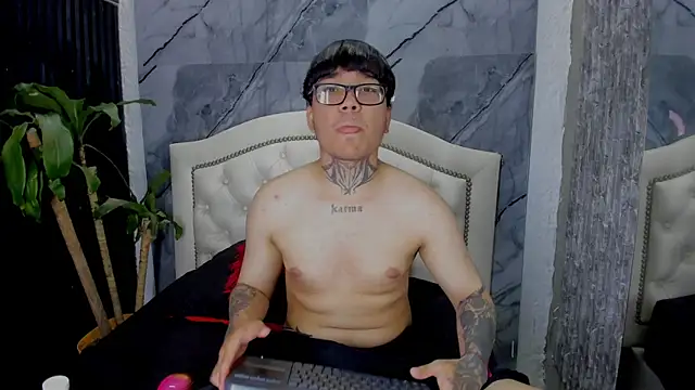 Snapshot of Noah_West18 chatting on December 2, 7:53 pm Noah West18 online show from December 2, 7:53 pm