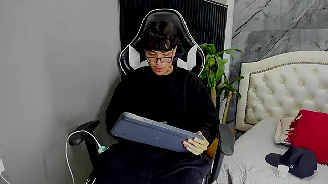 Snapshot of Noah_West18 chatting on December 13, 8:04 pm Noah West18 online show from December 13, 8:04 pm