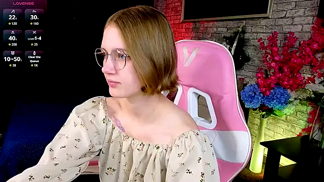 Mia Mooore online show from December 22, 2:03 pm