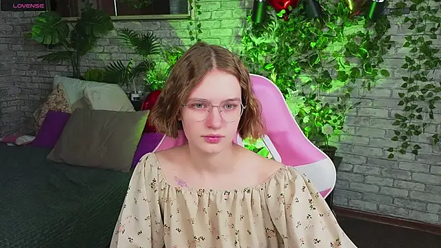 Snapshot of Mia_Mooore chatting on February 15, 1:31 pm Mia Mooore online show from February 15, 1:31 pm