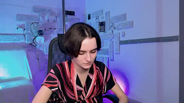 KateWillows online show from December 3, 12:14 pm