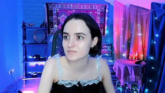 KateWillows online show from March 13, 7:04 am