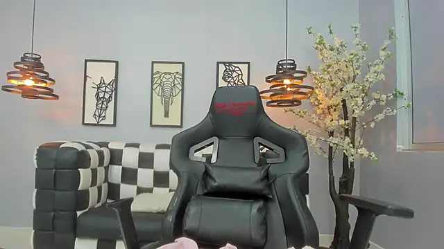 Snapshot of SofiCuutee chatting on December 13, 7:53 pm SofiCuutee online show from December 13, 7:53 pm