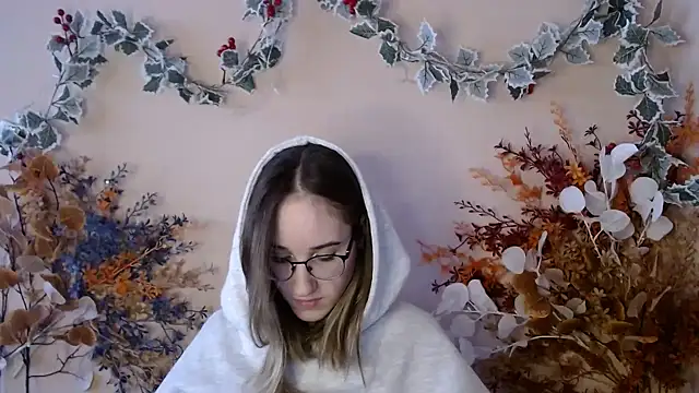 Snapshot of Moon__Lily chatting on December 17, 1:06 pm Moon Lily online show from December 17, 1:06 pm