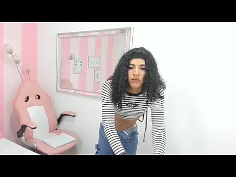 Snapshot of Amaia_Monroe chatting on December 16, 5:12 am Amaia Monroe online show from December 16, 5:12 am