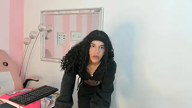 Snapshot of Amaia_Monroe chatting on February 20, 3:47 am Amaia Monroe online show from February 20, 3:47 am