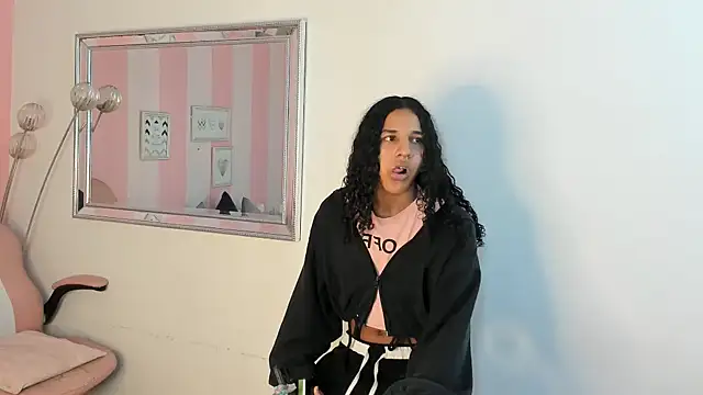 Snapshot of Amaia_Monroe chatting on February 24, 3:48 am Amaia Monroe online show from February 24, 3:48 am