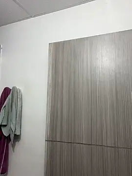 Snapshot of laia_williamss chatting on December 17, 12:44 pm laia williamss online show from December 17, 12:44 pm