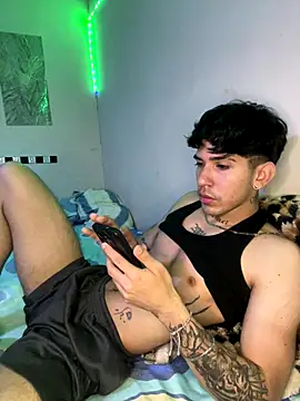 Snapshot of wil_hot chatting on December 15, 4:00 pm wil hot online show from December 15, 4:00 pm