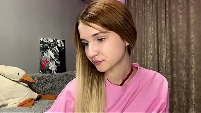 Snapshot of VikkiWittel chatting on December 2, 5:41 pm VikkiWittel online show from December 2, 5:41 pm