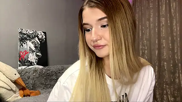 Snapshot of VikkiWittel chatting on December 4, 4:59 pm VikkiWittel online show from December 4, 4:59 pm