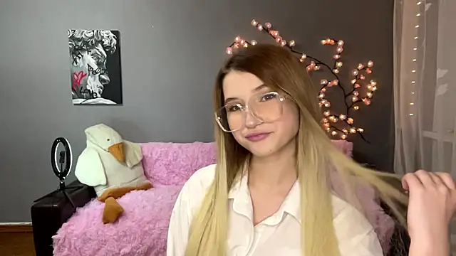 Snapshot of VikkiWittel chatting on December 14, 4:01 pm VikkiWittel online show from December 14, 4:01 pm