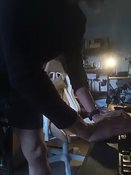 Snapshot of DanWolverin chatting on February 11, 4:34 pm DanWolverin online show from February 11, 4:34 pm