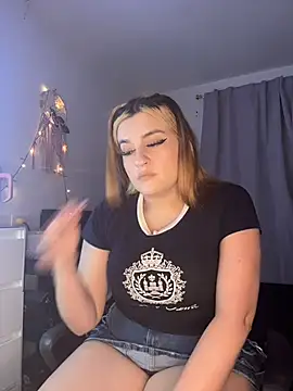 Snapshot of kira_velour chatting on December 18, 12:17 am kira velour online show from December 18, 12:17 am