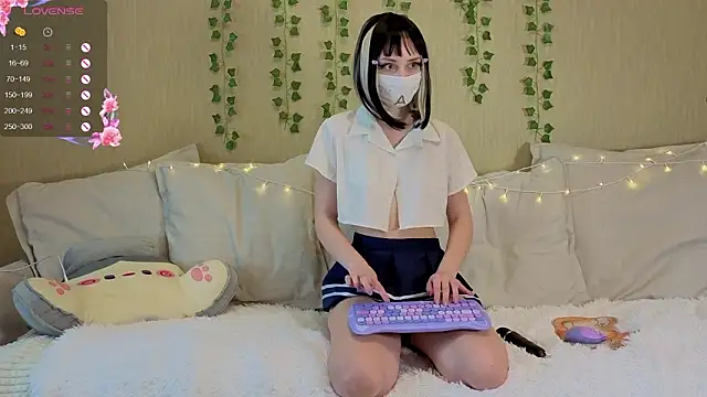 Snapshot of LunaNyan chatting on February 13, 8:21 am LunaNyan online show from February 13, 8:21 am