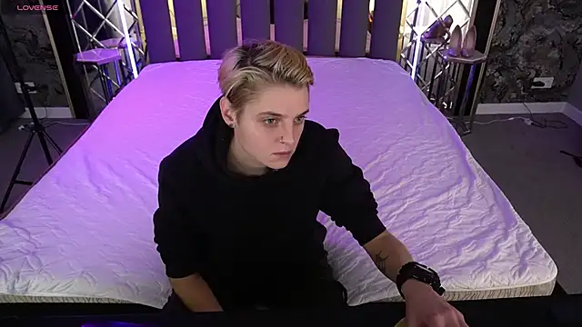 Snapshot of RoxyFlamee chatting on December 4, 1:53 pm RoxyFlamee online show from December 4, 1:53 pm