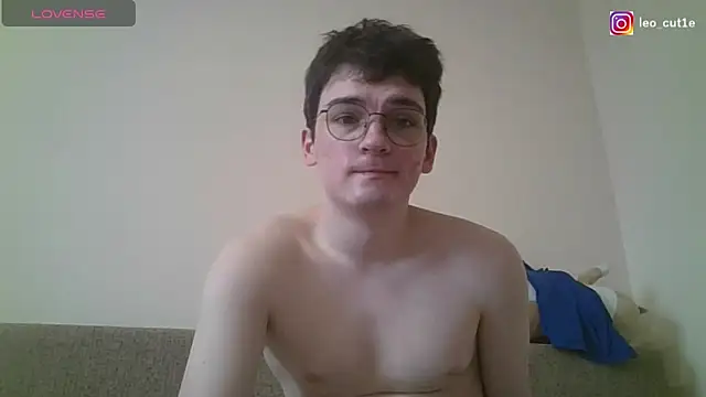 Snapshot of leo_cutie chatting on March 17, 8:39 am leo cutie online show from March 17, 8:39 am
