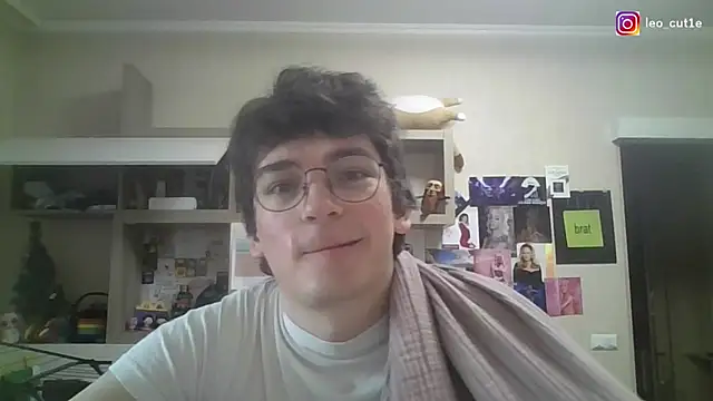 Snapshot of leo_cutie chatting on May 2, 6:40 am leo cutie online show from May 2, 6:40 am