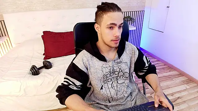 Snapshot of PatrickS25 chatting on December 16, 3:44 am PatrickS25 online show from December 16, 3:44 am